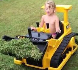 KU体育金太阳【图】3岁女童开推土机操作娴熟 帮父亲搬运自家花园的杂草